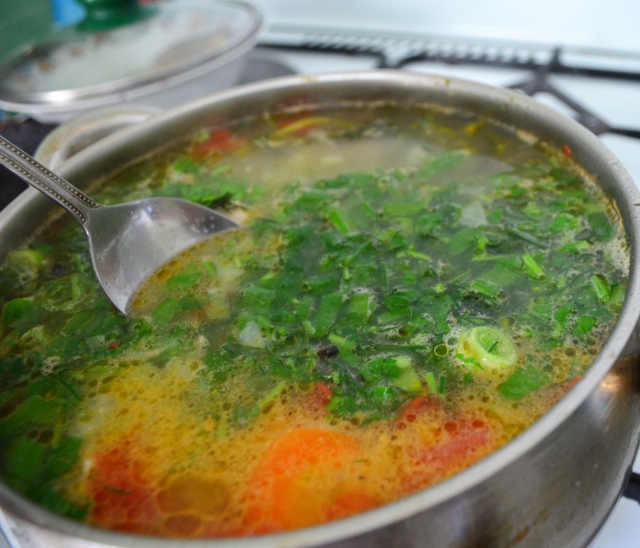 Летние щи с капустой: вкусный рецепт без зажарки