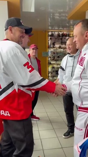 Игорь Воронин: Хоккейный сезон открыт!. Накануне с большим удовольствием принял участие в открытии хоккейного сезона и местного чемпионата по хоккею «ВЛХЛ – 34»