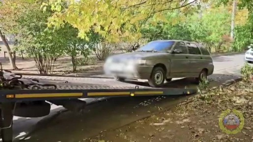 Госавтоинспекторы помещают на специализированную стоянку автомобили, припаркованные на тротуаре